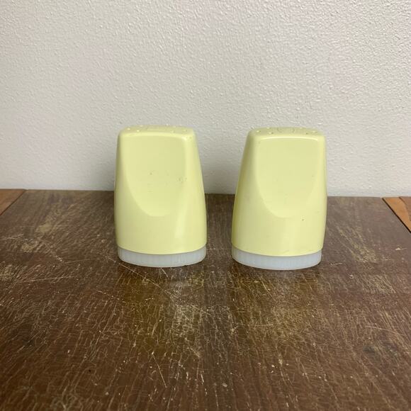 Boontonware 1950s pastel yellow melamine salt & pepper‎ shaker set - Picture 1 of 9